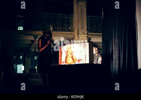 Angolazione laterale schematica di un ombra spettacolo di marionette, Halloween presso la Johns Hopkins University di George Peabody Library, 2015. La cortesia Eric Chen. Foto Stock