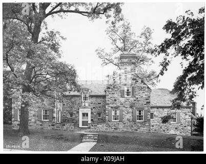 Fotografia di un due-storia home in Guilford quartiere di Baltimora, la casa di pietra in gran parte con un camino di mattoni, classic Baltimore-stile windows con un semplice prato anteriore con grandi alberi che incombe sul, Baltimore, Maryland, 1936. Questa immagine viene da una serie di documentare la costruzione e la vendita di case nel parco di Roland/Guilford quartiere di Baltimora, un tram sobborgo e una delle prime comunità prevista negli Stati Uniti. Il quartiere era segregato ed è considerato uno dei primi esempi di applicazione della segregazione razziale attraverso l'uso limitato di Patti Foto Stock