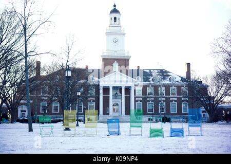 Più variopinte sdraio sono allineate di fronte Gilman Hall sul snowy Keyser quadrangolo su Homewood campus della Johns Hopkins University di Baltimore, Maryland, 2015. La cortesia Eric Chen. Foto Stock