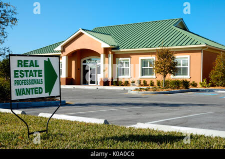 Segno di fronte ad una agenzia immobiliare di pubblicità per aiutare voleva in Florida fiorente mercato di alloggiamento. Foto Stock