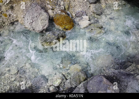 L'acqua calda corrente a Tamagawa primavera calda di Akita, Giappone. Tamagawa è il più alto tasso di flusso primavera calda, si ha la maggior parte di acqua acida in Giappone. Foto Stock