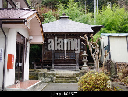 Yamagata, Giappone - 5 Dic, 2016. Piccolo tempio Shintoista situato nel villaggio sotto Yamadera Township, Giappone. Yamadera è un tempio panoramico situato in montagna Foto Stock