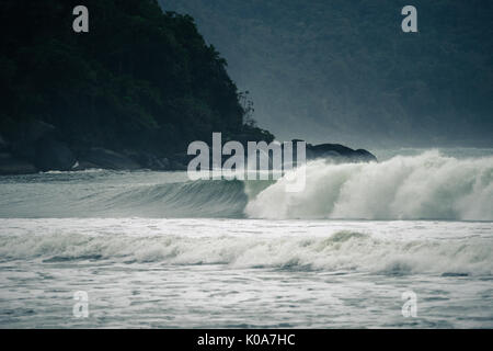 Un ondata di rottura in castelhanos beach, ilhabela, brasile Foto Stock