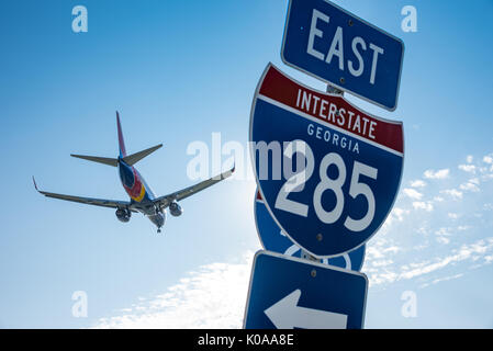 Southwest Airlines jet del passeggero in avvicinamento alla pista di atterraggio all'Aeroporto Internazionale Hartsfield-Jackson di Atlanta lungo la Georgia I-285 in Atlanta, Georgia. Foto Stock