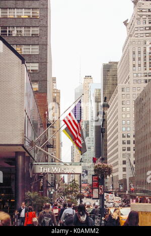 New York, Stati Uniti d'America - 26 Settembre 2016: pedoni rendendo il loro Way Down East 42th Street a Manhattan, New York. Foto Stock