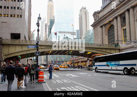 New York, Stati Uniti d'America - 26 Settembre 2016: Il Park Avenue viadotto sopra 42nd Street che collega il Pershing Square Plaza al Grand Central Terminal. Foto Stock