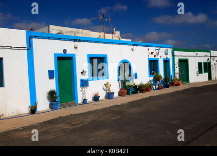 Architettura tradizionale incantevole casa dipinte di blu e bianco, Las Salinas del Carmen, Fuerteventura, Isole Canarie, Spagna Foto Stock