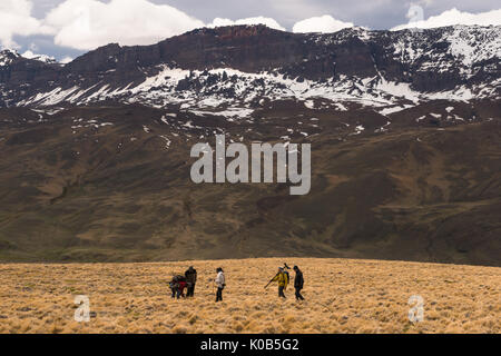 Gli escursionisti esplorare sierra baguales in Patagonia Foto Stock