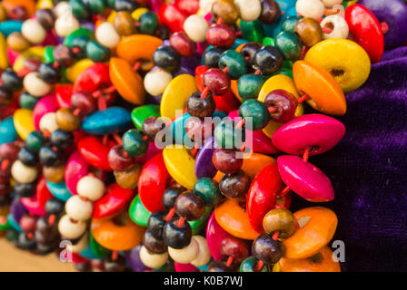 Close up di luminoso in legno colorato bracciali intrecciato con perle al mercato di strada a Mosca, Russia. Foto Stock