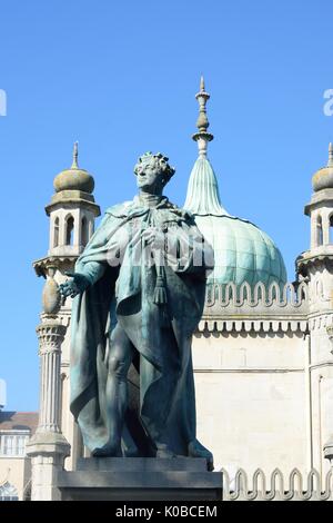 Statua di George IV nella parte anteriore del Padiglione di Brighton Foto Stock