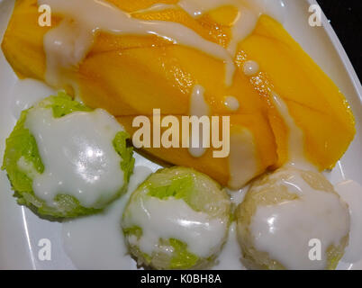 Mango riso appiccicoso sul piatto in un ristorante locale a Bangkok, in Thailandia. Foto Stock