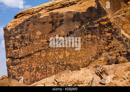 Graffiti Rock (Musayqirah petroglifi Qaryat al Asba), Provincia di Riyadh, Arabia Saudita Foto Stock