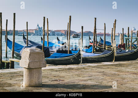 Vecchio bollard ormeggio a Venezia Foto Stock