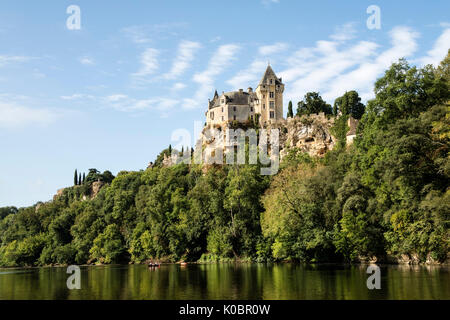 Il Chateau de Montfort sopra il fiume Dordogna, Aquitania, in Francia, in Europa. Foto Stock