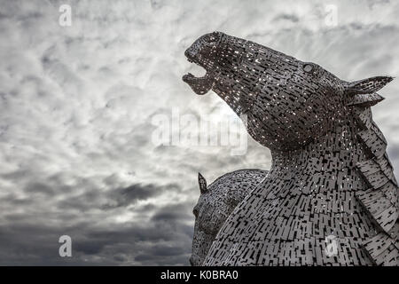 Sculture Kelpies Falkirk Scozia set contro il cielo drammatico Foto Stock