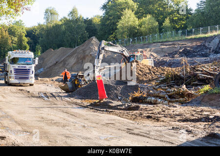 Per impieghi pesanti escavatori al cantiere di scavo e di carico dei camion autocarri con terriccio prima di costruzione modello di rilascio: No. Proprietà di rilascio: No. Foto Stock