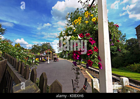 Oakworth stazione sul Keighley & Worth Valley Railway line nel West Yorkshire. La posizione di principale utilizzato nel film 1970 la ferrovia dei bambini. Foto Stock