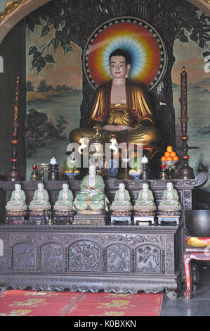 Vista del sacrario principale con la statua di Buddha Shakyamuni nella posizione del loto. Linh Ung Non Nuoc Pagoda. Da Nang. Il Vietnam Foto Stock