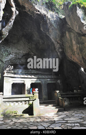 Vista del santuario nella grotta con adoratori di pagare rispetto, Linh Ung Non Nuoc Pagoda. Da Nang. Il Vietnam Foto Stock