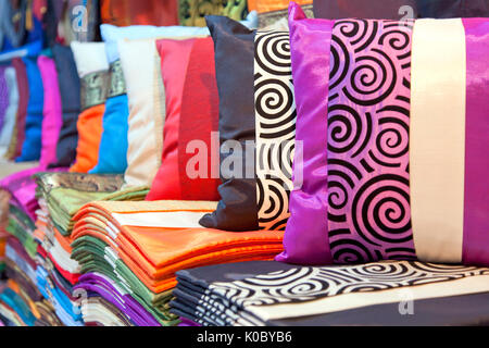 Di lusso tailandese cuscini di seta e federe in mostra al mercato. Foto Stock