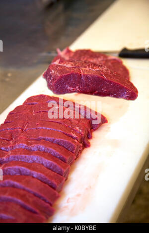 Fette di carne presso le macellerie Foto Stock