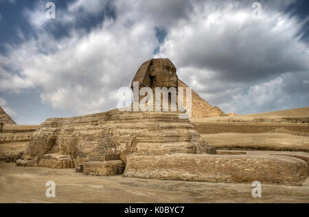 La sfinge a guardia delle piramidi sul sito di Giza plateu del Cairo in Egitto. Foto Stock