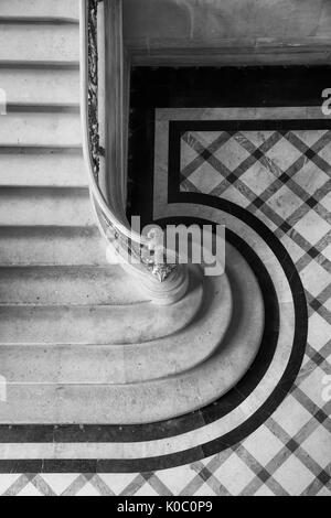 Scala di marmo nella sezione di Richelieu del Musee du Louvre, Parigi, Francia Foto Stock