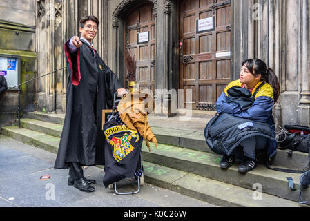 EDINBURGH, Regno Unito - 15 agosto 2017 - Un ragazzo asiatico dissimulata in Harry Potter lungo il Royal Mile di Edimburgo durante il settantesimo anniversario della Foto Stock