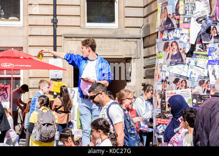 EDINBURGH, Regno Unito - 15 agosto 2017 - Un ragazzo annuncia una performance teatrale lungo il Royal Mile di Edimburgo durante il settantesimo anniversario Foto Stock