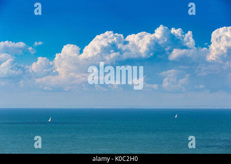 Clousdcape oltre lo Stretto di Dover (canale inglese o la Manche) in Escalles, Cap Blanc-Nez, Nord-Pas-de-Calais, Francia Foto Stock