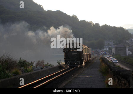 'Merddin Emrys' capi una serata Porthmadog Harbour - Tan-y-Bwlch " Jazz " Treno lungo la COB. Ffestiniog Railway. Foto Stock