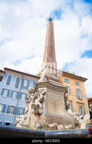 Fontana di fronte al famoso Pantheon in piazza della Rotonda a roma, Italia Foto Stock