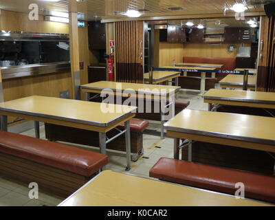 Sailor's sala da pranzo di Le temibile, prima francese di sottomarini nucleari e dei missili balistici launcher, a Cherbourg, Francia Foto Stock