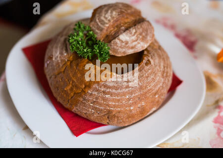 Zuppa di gulasch di pane è servita nella ciotola di pane Foto Stock