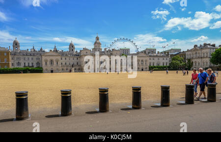 Horseguard's Parade, London, Regno Unito - 21 Luglio 2017: un ampio angolo di visione di Horseguard's Parade di massa. Persone che passeggiano in primo piano. Foto Stock