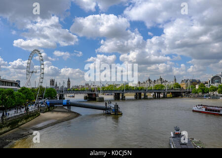 London, Regno Unito - 2 Maggio 2017: Festival Pier con Millennium Wheel e Hungerford Bridge. Bella torbida e cielo blu con imbarcazioni fluviali. Foto Stock