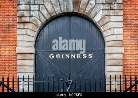 Dublino, Irlanda - 14 agosto: porta presso il Magazzino Guinness Brewery. Il Magazzino Guinness è una popolare attrazione turistica di Dublino Foto Stock