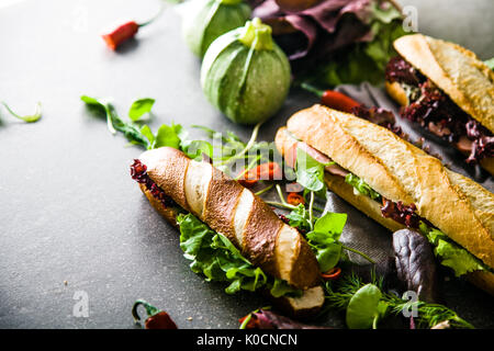 Sandwich. Fast food. Deli sandwich con verdure Foto Stock