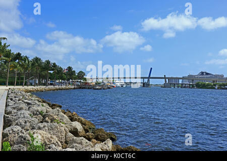 Una vista da Bayfront il sentiero del parco che si affaccia sulla baia di Biscayne a Miami Foto Stock