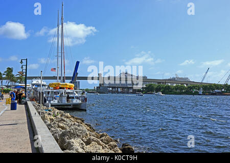 Una vista del porto di crociera a Miami visto da Bayfront park sentiero Foto Stock