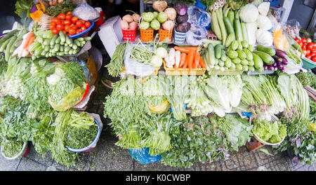 Fresca verdura verde a un mercato in stallo a Saigon Foto Stock