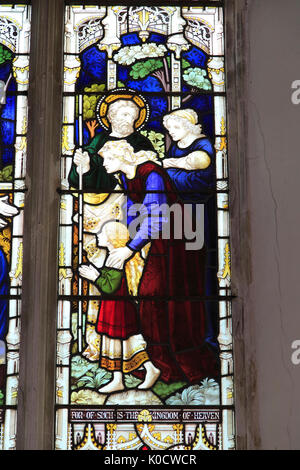 Chiesa dei Santi Pietro e Paolo, Pettistree, Suffolk, Inghilterra, Regno Unito vetrata Foto Stock