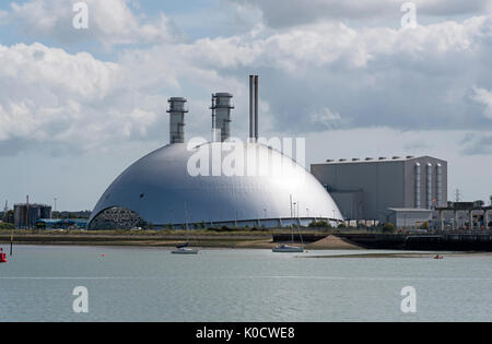 MRF Marchwood l'alluminio rivestite di edificio a cupola su acqua di Southampton UK. I processi di unità non rifiuti riciclabili per produrre elettricità. Foto Stock