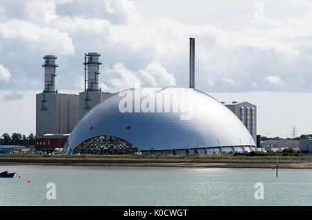 MRF Marchwood l'alluminio rivestite di edificio a cupola su acqua di Southampton UK. I processi di unità non rifiuti riciclabili per produrre elettricità. Foto Stock