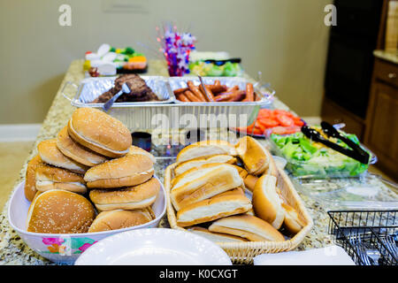 Fissaggi per hamburger e hot dogs in una moderna cucina Foto Stock