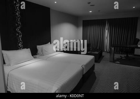 Bangkok, Thailandia - Giu 17, 2017. Interno di una camera da letto in hotel moderno a Bangkok, in Thailandia. Foto Stock