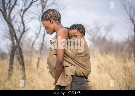 Madre e figlio di cacciatori boscimani Storia viva Village. Grashoek, Otjozondjupa, Namibia, Africa. Foto Stock