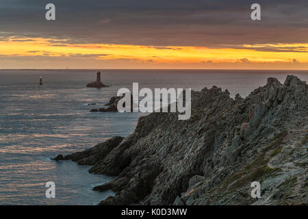 La Vieille faro dal punto di Raz al tramonto. Plogoff, Finistère Bretagna, Francia. Foto Stock