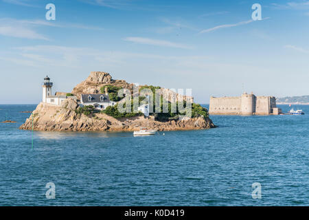 Île Louët e Biancheria Taureau castello. Carantec, Finistère Bretagna, Francia. Foto Stock