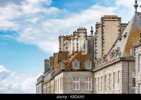 Dettaglio di camini e tetti. Saint-Malo, Ille-et-Vilaine Bretagna, Francia. Foto Stock